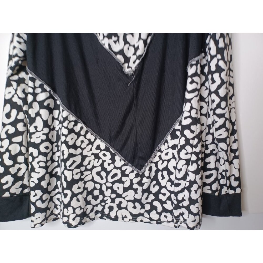 Sew In Love Womens Plus Size 2X Black And White Leopard Chevron Top Long Sleeve - Picture 2 of 6